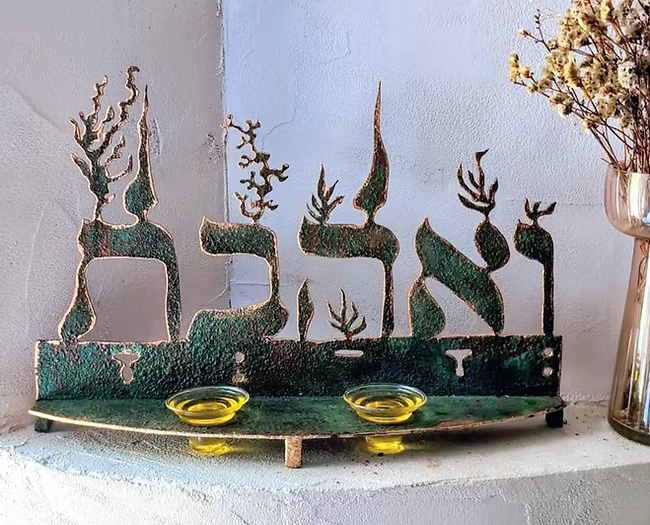 פמוט לנרות שבת “ואהבת”. נחושת יצוקה ידנית על ברזל, זוג קני זכוכית פיירקס ופתיליו