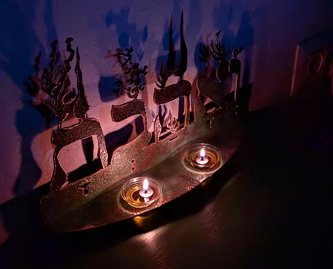 פמוט לנרות שבת “ואהבת”. נחושת יצוקה ידנית על ברזל, זוג קני זכוכית פיירקס ופתיליו