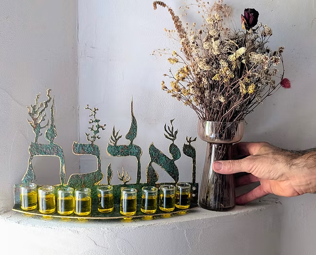 חנוכיה "ואהבת". נחושת אמיתית יצוקה על גוף ברזל. קני זכוכית פיירקס